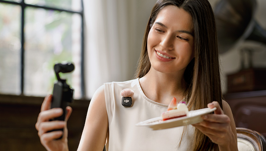 Nadajnik DJI Mic 3 czarny grafika przedstawia kobietę nagrywającą wideo